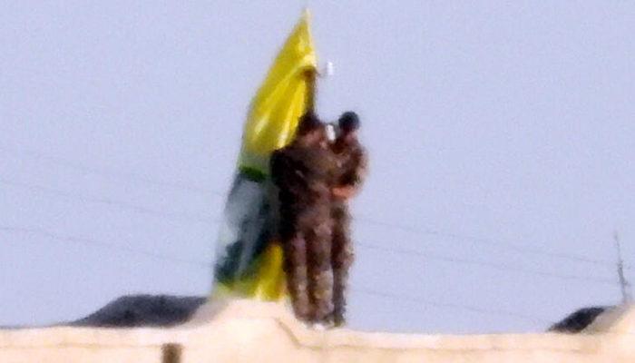 PKK/YPG'li teröristler böyle görüntülendi! Evlerin çatılarına asıyorlar