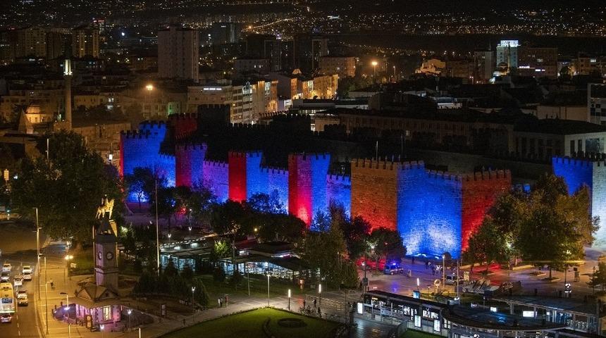 Kültür ve Sanatın Merkezi Kapılarını Açıyor