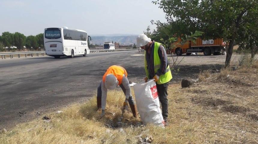 Karayolları ekipleri dinlenme ve park noktalarını temizledi