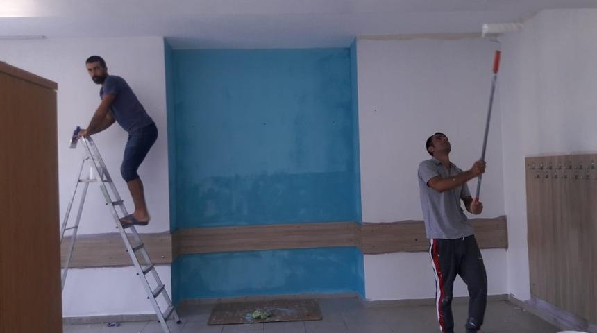 Velilerden &ouml;rnek davranış, babalar boyadı, anneler temizledi