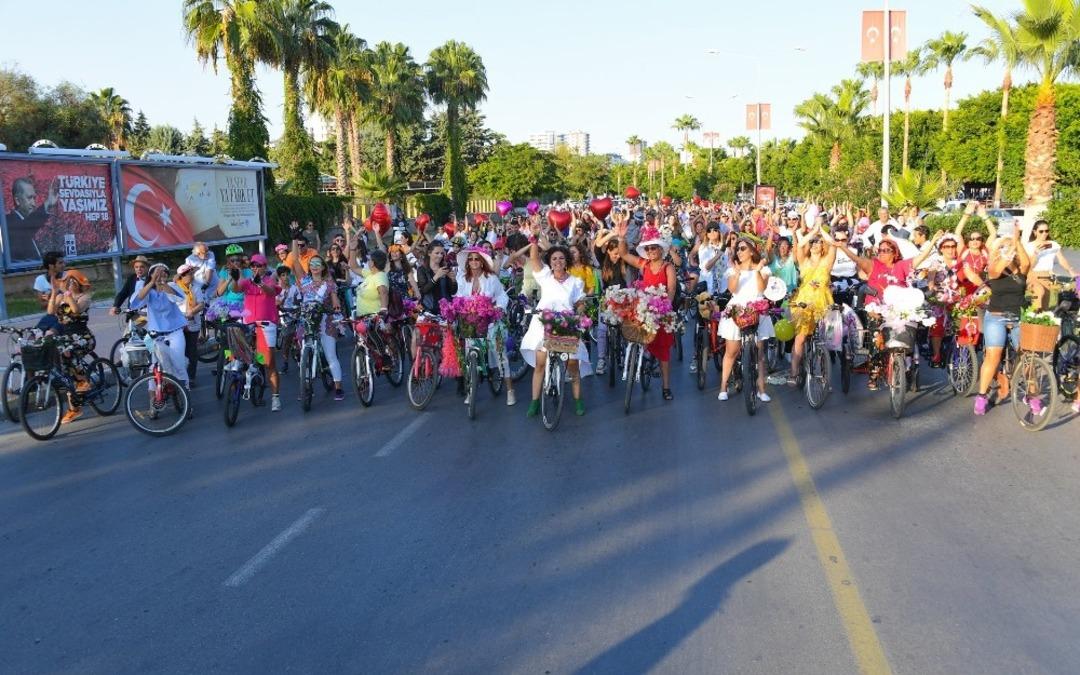 S&uuml;sl&uuml; Kadınlar Bisiklet Turu renkli g&ouml;r&uuml;nt&uuml;lere sahne oldu