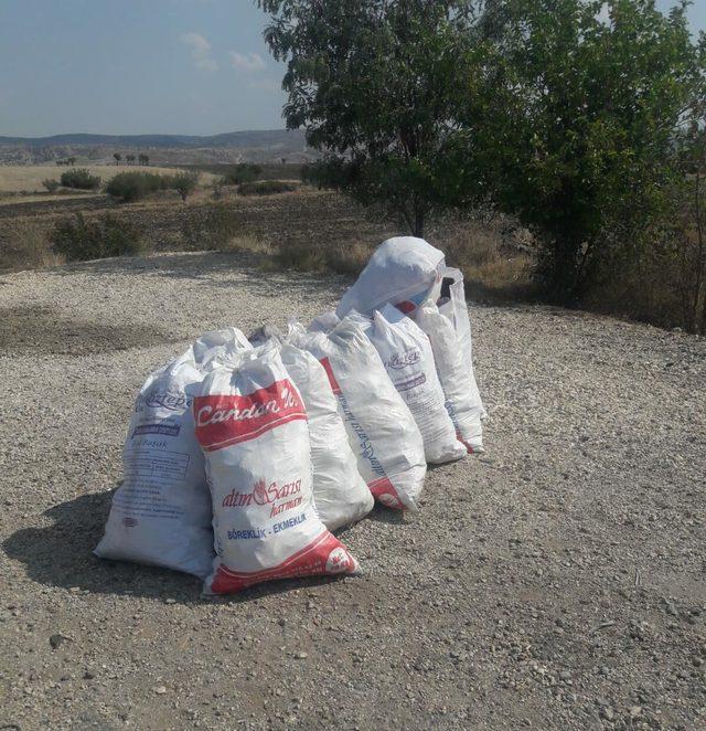 Kula'da karayolu kenarından 5 kamyon çöp toplandı