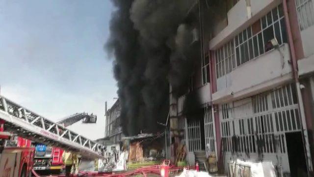Başakşehir İkitelli Organize Sanayi Bölgesi'nde yangın (1)