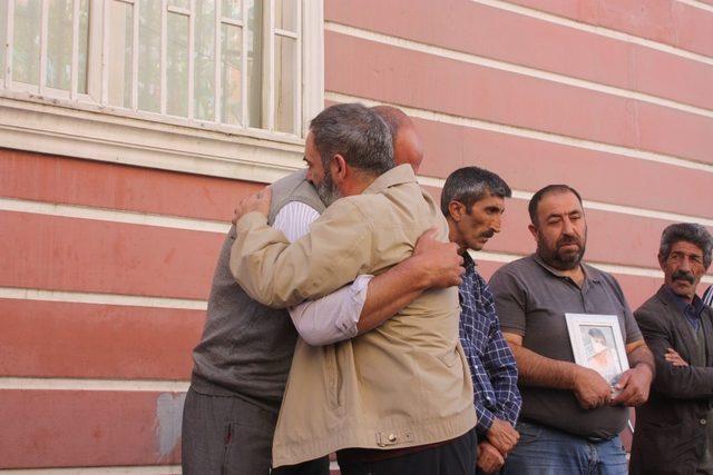 Sanatçı Dursun Ali Erzincanlı’dan HDP önünde eylem yapan ailelere destek ziyareti
