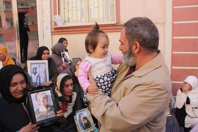 Sanatçı Dursun Ali Erzincanlı’dan HDP önünde eylem yapan ailelere destek ziyareti