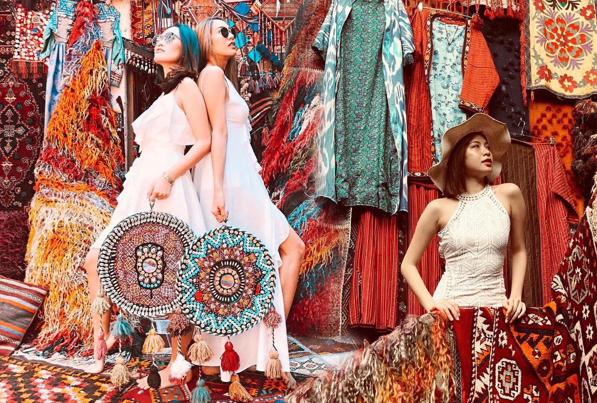 Rengarenk halı hanı, fotoğraf st&uuml;dyosu oldu