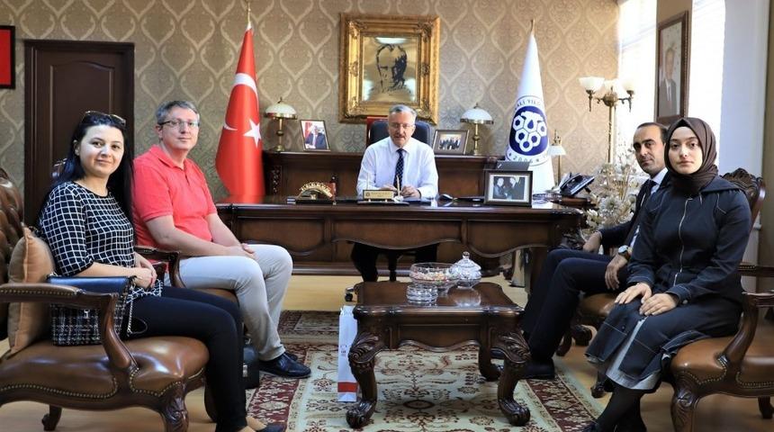 Erzincan Kızılay Kan Bağış Merkezinden Rekt&ouml;r Levent&rsquo;e ziyaret