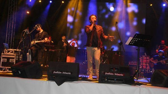 Ezine’de Tuğçe Kandemir ve Fettah Can rüzgarı esti