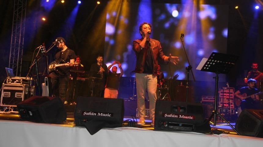 Ezine&rsquo;de Tuğ&ccedil;e Kandemir ve Fettah Can r&uuml;zgarı esti