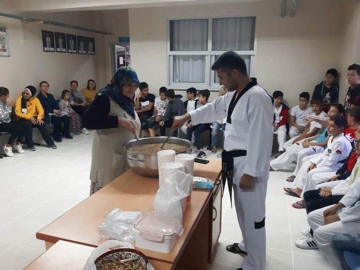 Ayvalıklı tekvandoculardan geleneksel aşure hayrı G2