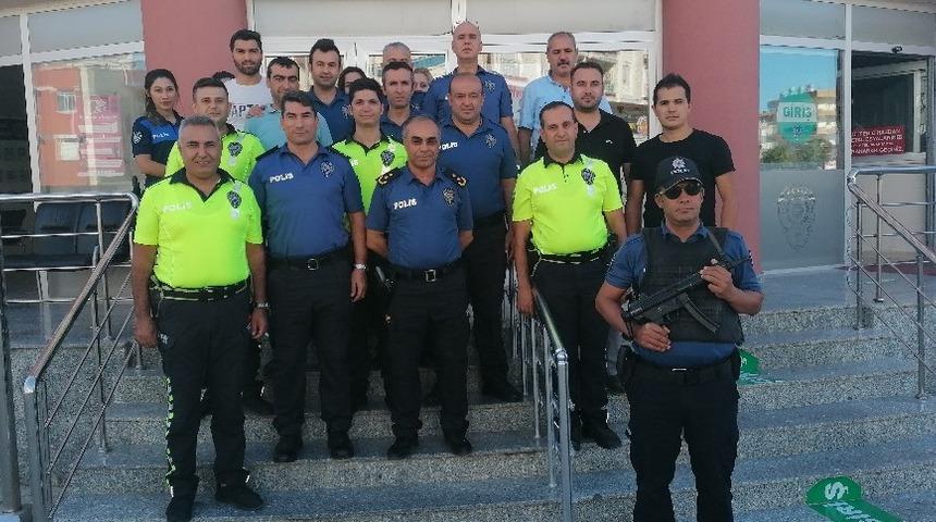 Emniyet M&uuml;d&uuml;r&uuml; Mehmet Akbıyık, emniyet personeliyle vedalaştı.