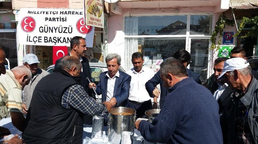 G&uuml;ny&uuml;z&uuml;&rsquo;nde vatandaşa aşure ikramı