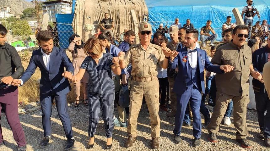 Askerler şehidin oğlunu d&uuml;ğ&uuml;n&uuml;nde yalnız bırakmadı