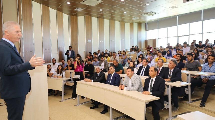 Vali Davut G&uuml;l, GA&Uuml;N&rsquo;de a&ccedil;ılış dersi verdi