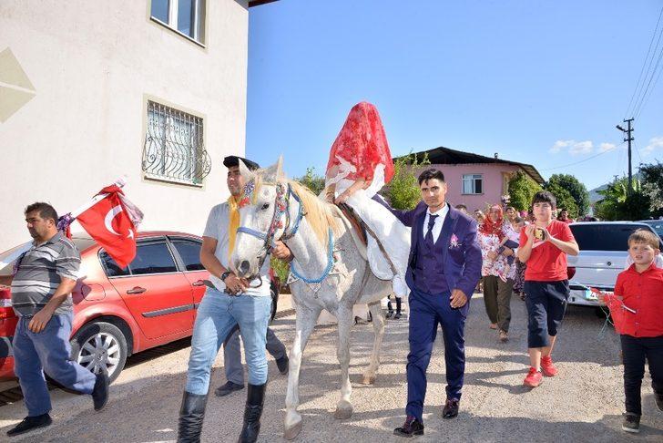 Gelin arabasına değil ata bindiler G1
