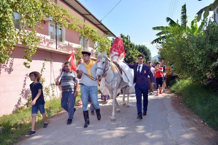 Gelin arabasına değil ata bindiler G3