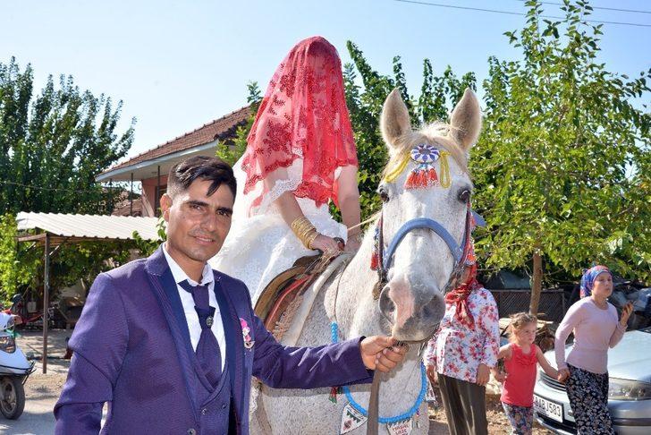 Gelin arabasına değil ata bindiler G4