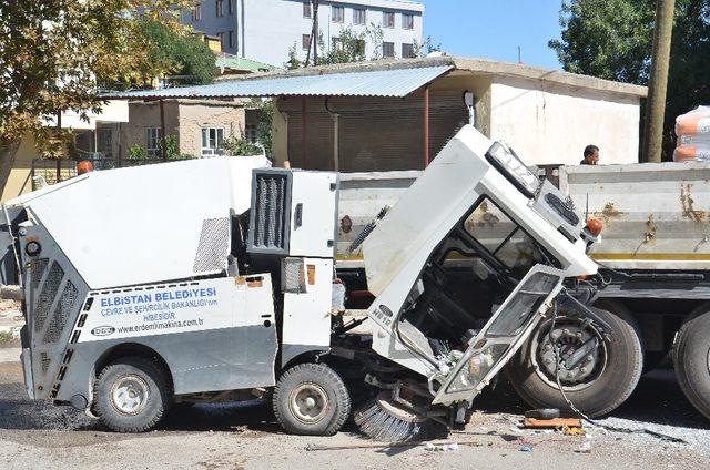 Freni boşalan temizlik aracı tıra çarptı