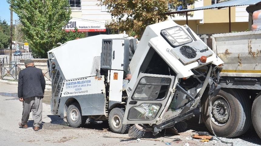 Freni boşalan temizlik aracı tıra çarptı
