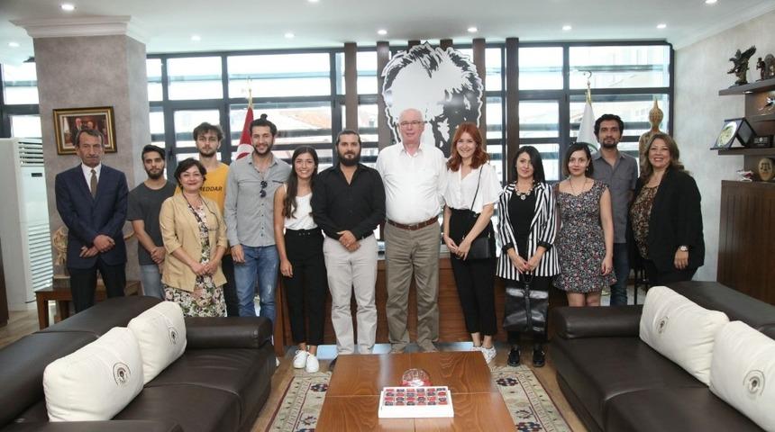 Kazım Kurt &ouml;ğretim g&ouml;revlisi ve &ouml;ğrenciler ile buluştu