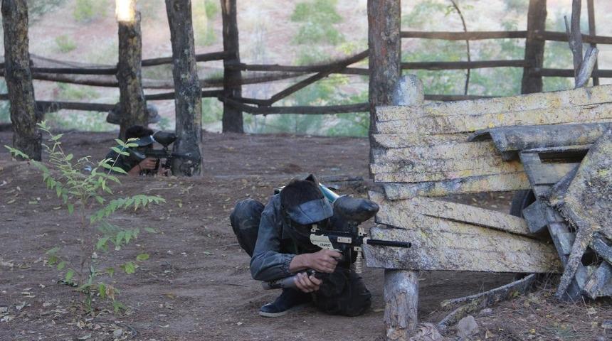 Gazeteciler kozlarını paintball sahasında paylaştı