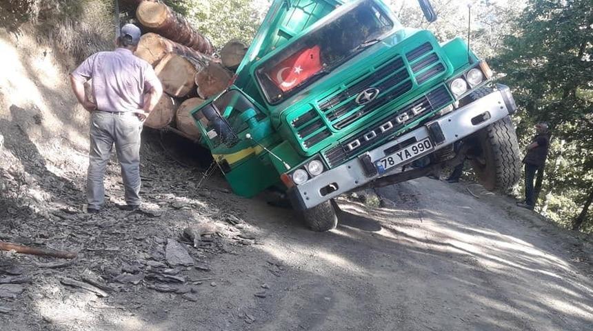 Tomruk y&uuml;kl&uuml; kamyon yan yattı