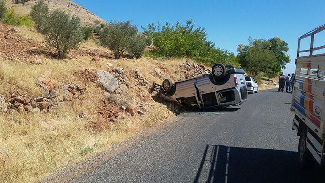 Adıyaman'da hafif ticari araç takla attı: 3 yaralı