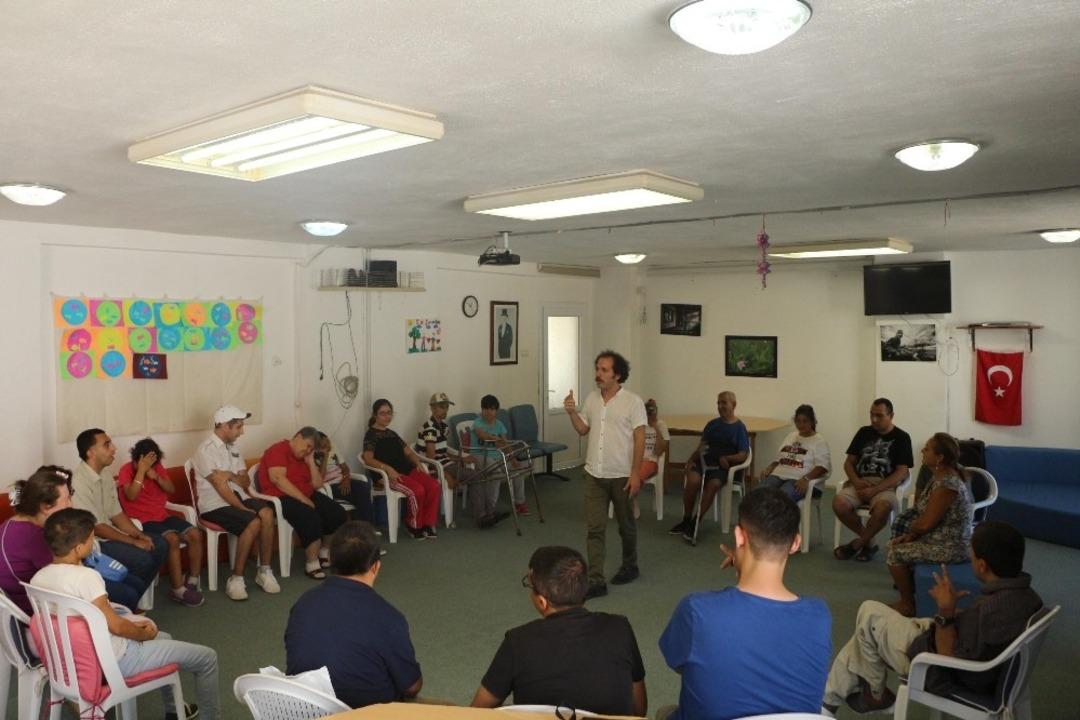 Kuşadası Belediyesi&rsquo;nden engellilere drama eğitimi