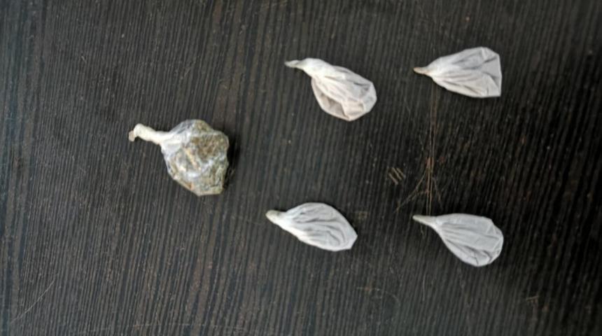 Şüpheli şahıslardan uyuşturucu ele geçirildi