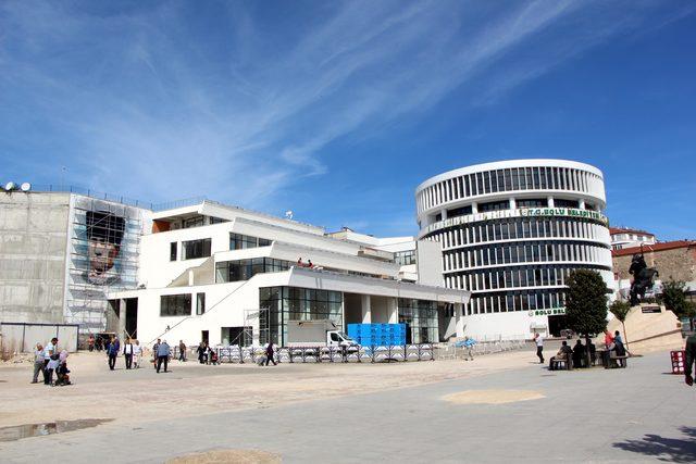 Belediyenin duvarına İzmir Marşı eşliğinde dev Atatürk portresi çizimi