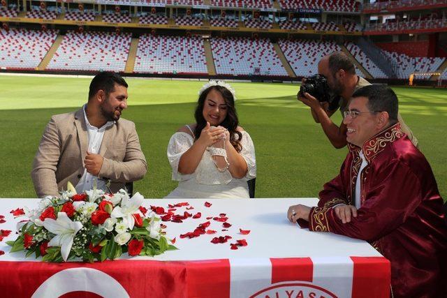 Antalyaspor taraftarı gazetecilere stadyumda nikah