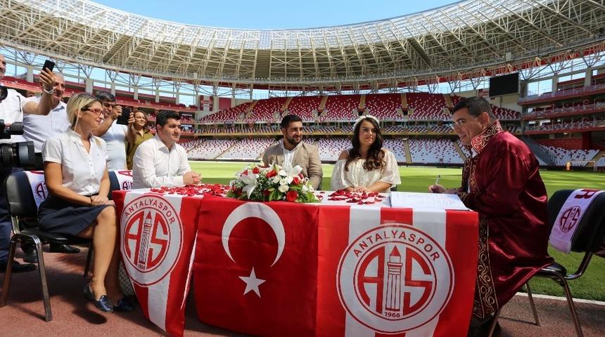 Antalyaspor taraftarı gazetecilere stadyumda nikah