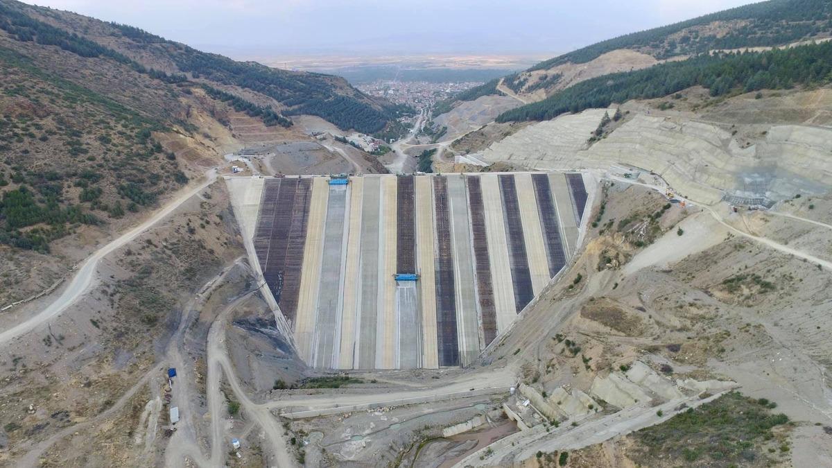 Afyonkarahisar&rsquo;da b&ouml;lgenin en y&uuml;ksek barajının g&ouml;vde dolgusu tamamlandı
