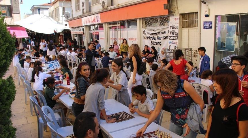 S&ouml;ke&rsquo;de Sokakta Satran&ccedil; Oynadılar, İlgi Odağı Oldular