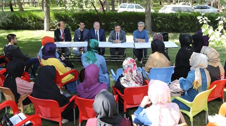 ERÜ Rektörü Çalış, Öğrencilerin Çay Davetini Kırmadı