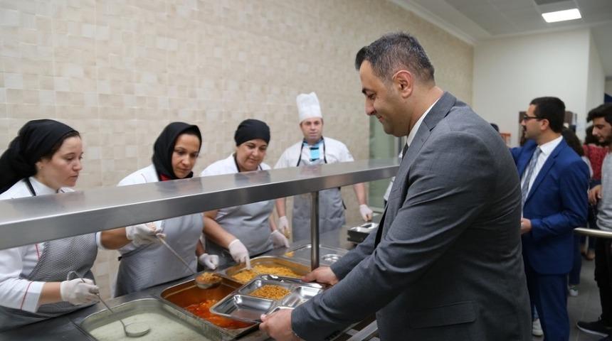 Rektör Kalan, öğrencilerle yemek kuyruğunda