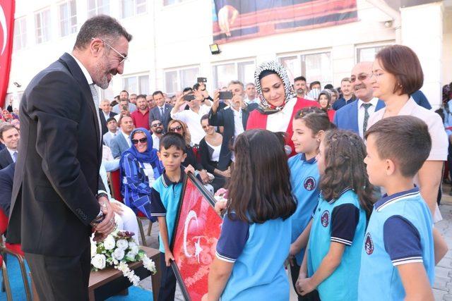 Ünlü sanatçı Siirt’te babasının adını taşıyan okulun açılışını yaptı