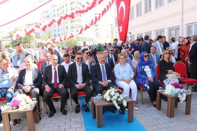 Ünlü sanatçı Siirt’te babasının adını taşıyan okulun açılışını yaptı