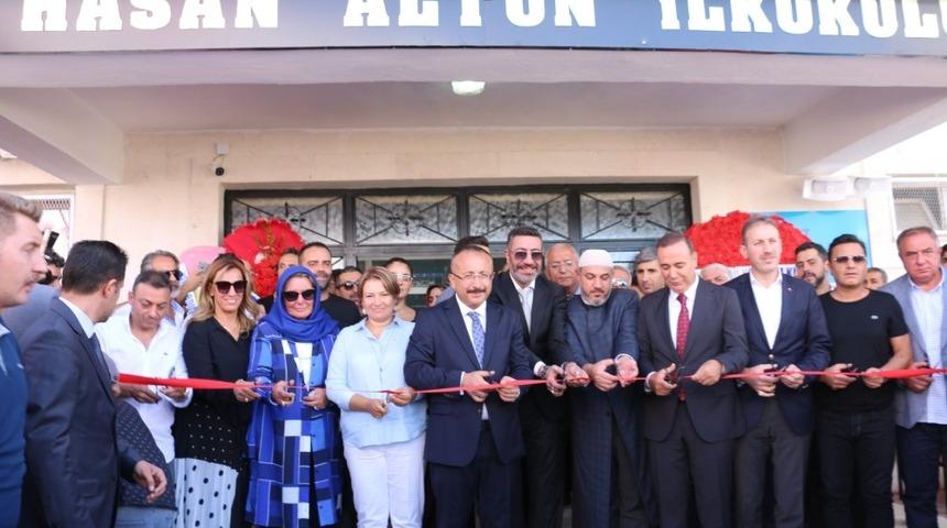 &Uuml;nl&uuml; sanat&ccedil;ı Siirt&rsquo;te babasının adını taşıyan okulun a&ccedil;ılışını yaptı