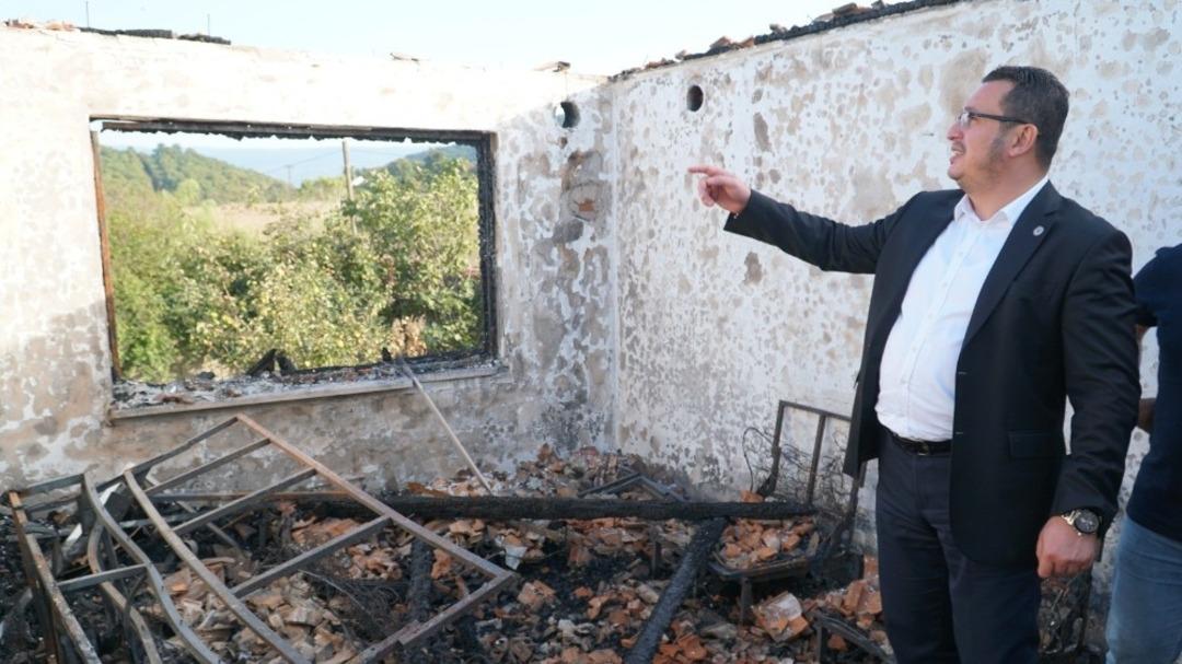 Mustafakemalpaşa&rsquo;da &ccedil;ıkan yangında ev k&uuml;le d&ouml;nd&uuml;