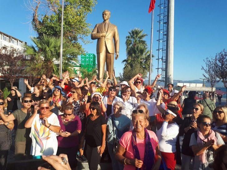 Edremit’te ’Süslü Kadınlar Bisiklet Tur’u caddeleri renklendirdi G3