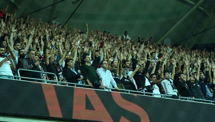 Beşiktaş taraftarı yönetim ve Abdullah Avcı'yı protesto etti