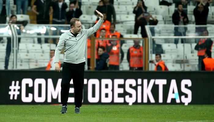 Beşiktaş taraftarı Sergen Yalçın lehine tezahürat yaptı