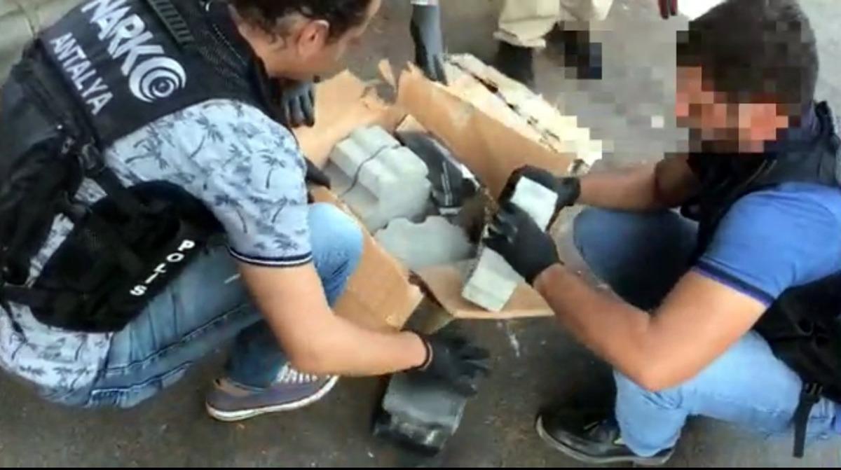 Şeytanın aklına gelmez! Kargo paketlerini a&ccedil;an polisler g&ouml;zlerine inanamadı!