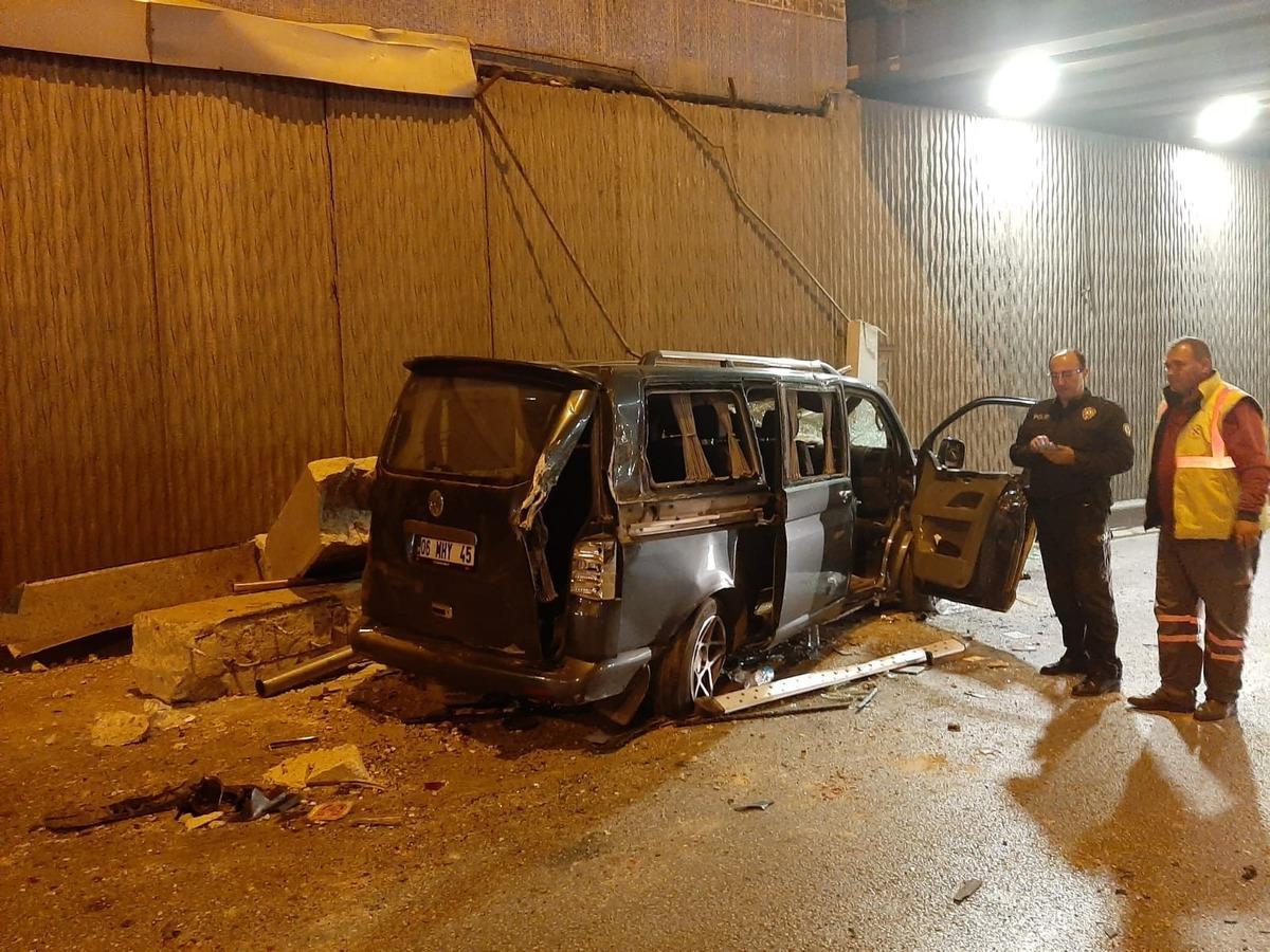 Başkent&rsquo;te minib&uuml;s alt ge&ccedil;ide u&ccedil;tu: Yaralılar var!