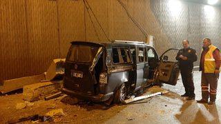 Başkent’te minibüs alt geçide uçtu: Yaralılar var!