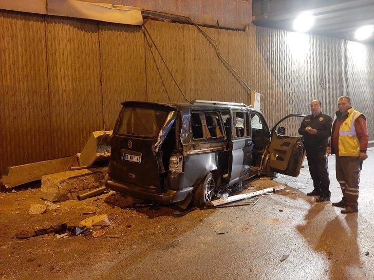 Başkent’te minibüs alt geçide uçtu: Yaralılar var! G4