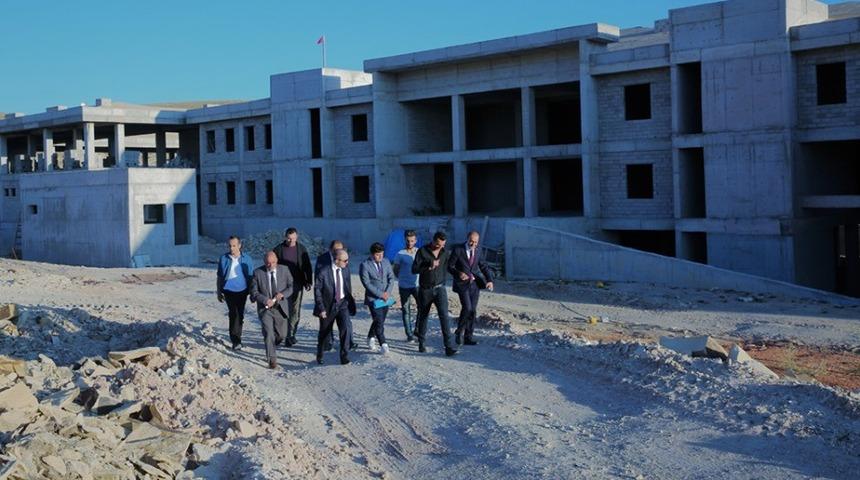 Vali Epcim, g&ouml;&ccedil;men geri g&ouml;nderme merkezinde incelemelerde bulundu