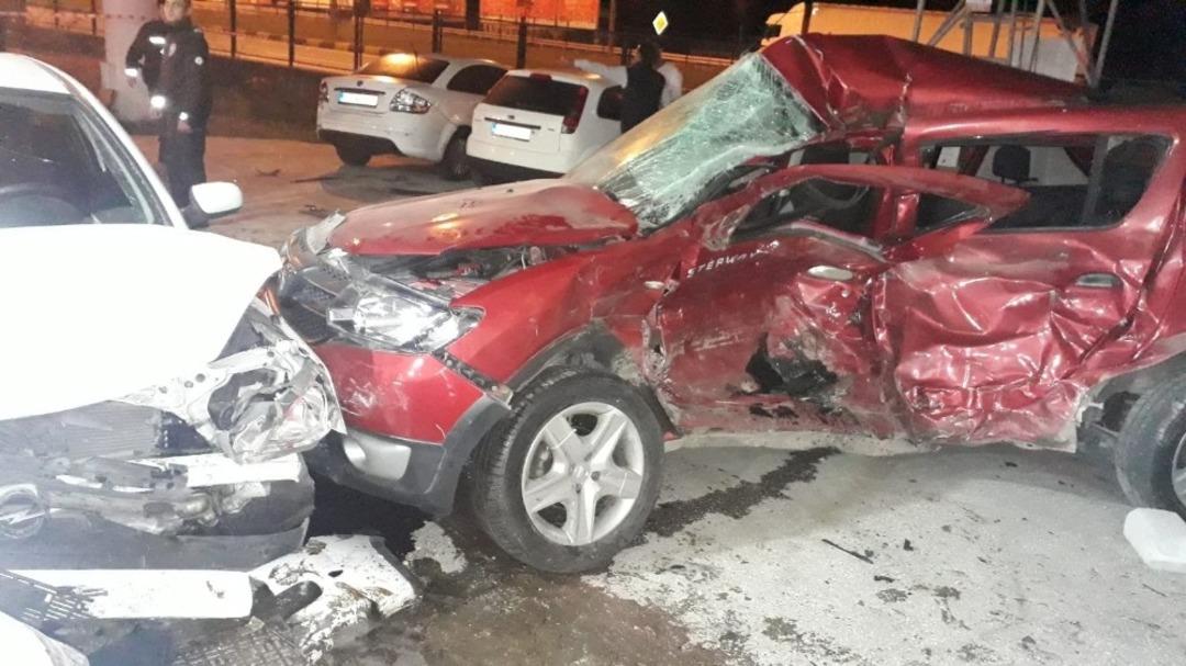 Kontrolden &ccedil;ıkan otomobil benzin istasyonuna daldı: 2 yaralı