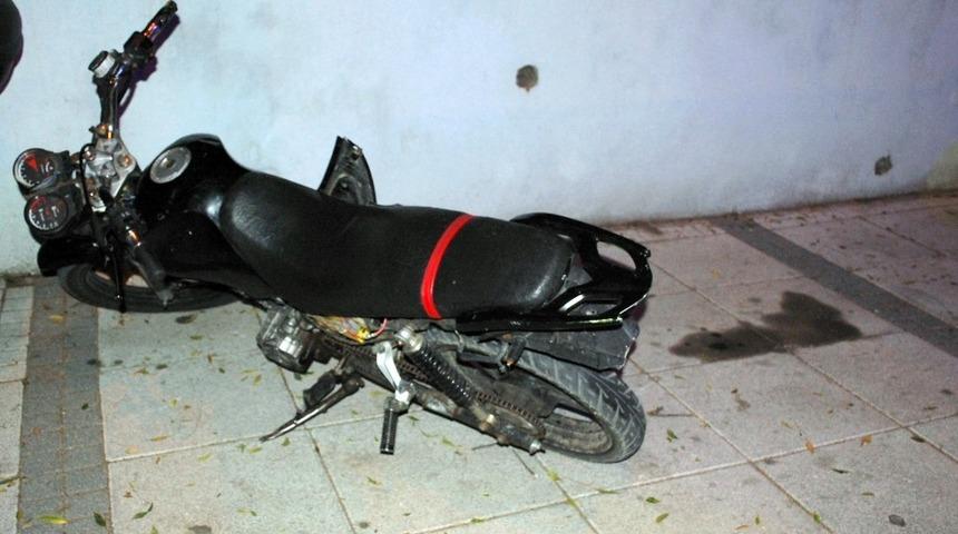 Motosikletli otomobile arkadan &ccedil;arptı